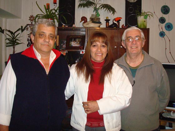 Oscar Marcos Pasan y Mercedes (Titi) Isabel Camisay con un familiar en Buenos Aires (Jun/2009)