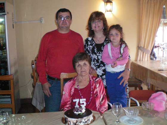Edis en sus 75 aos con sus hijos y bisnieta (Feb/2009)