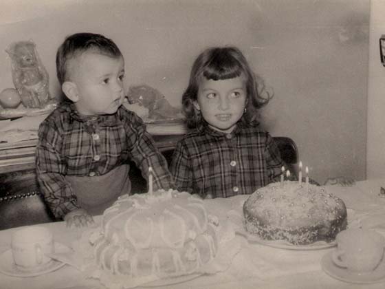 Hugo Ruben Manassero en su primer cumpleaos con su hermana que festeja los cuatro (1963)