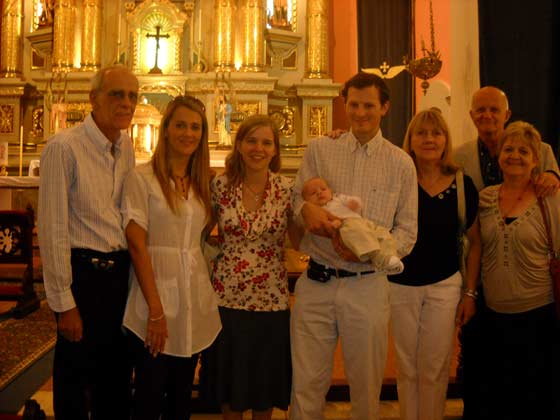 Agostina con sus abuelos en su bautismo (Oct/2013)